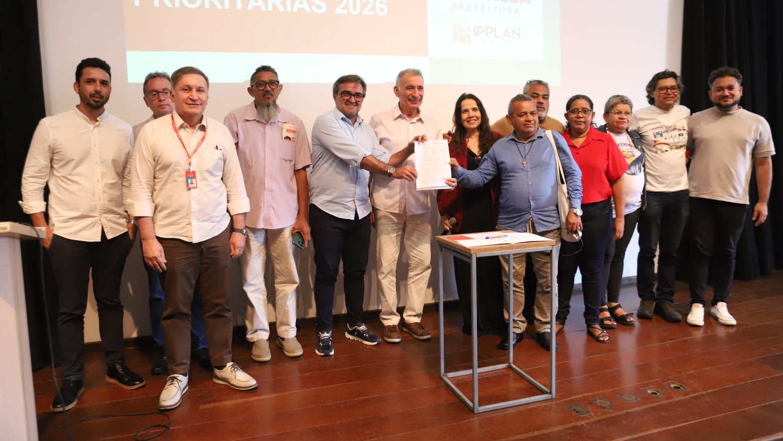 grupo de pessoas posa para a foto